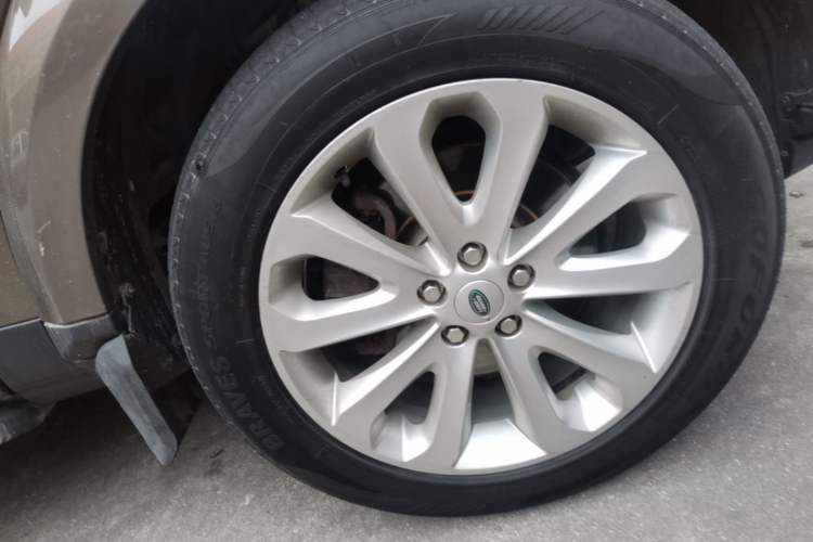 Used Land Rover Discovery 2012 3.0 SDV6 HSE Diesel Version Right Front Wheel Hub