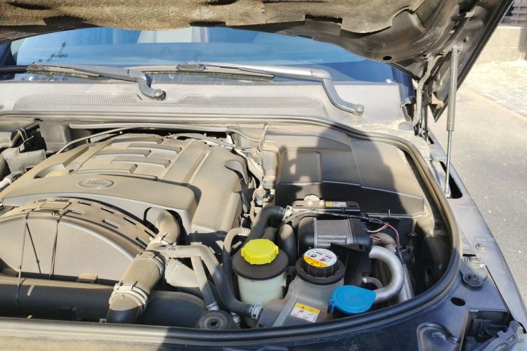 Used Land Rover Discovery 2012 3.0 SDV6 HSE Prestige Limited Edition Engine Bay Left