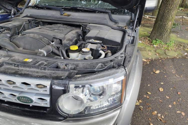 Used Land Rover Discovery 2012 3.0 SDV6 HSE Diesel Version Engine Bay Left