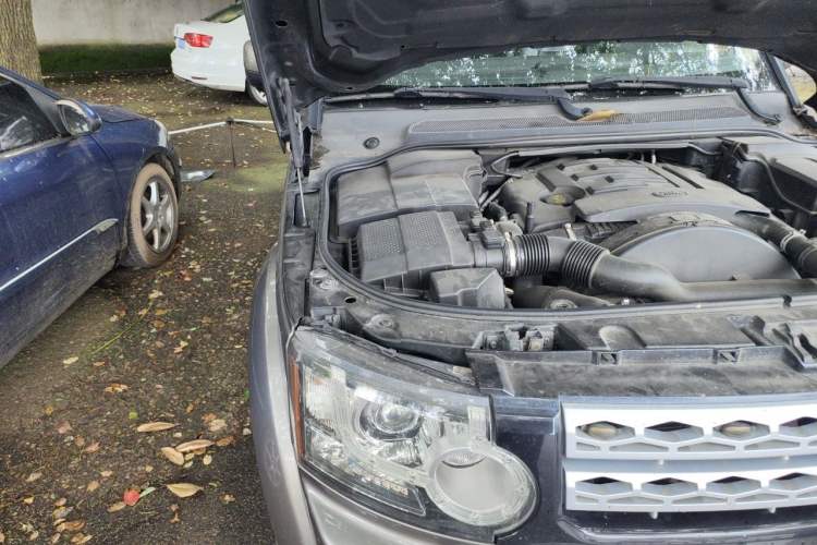 Used Land Rover Discovery 2012 3.0 SDV6 HSE Diesel Version Engine Bay Right