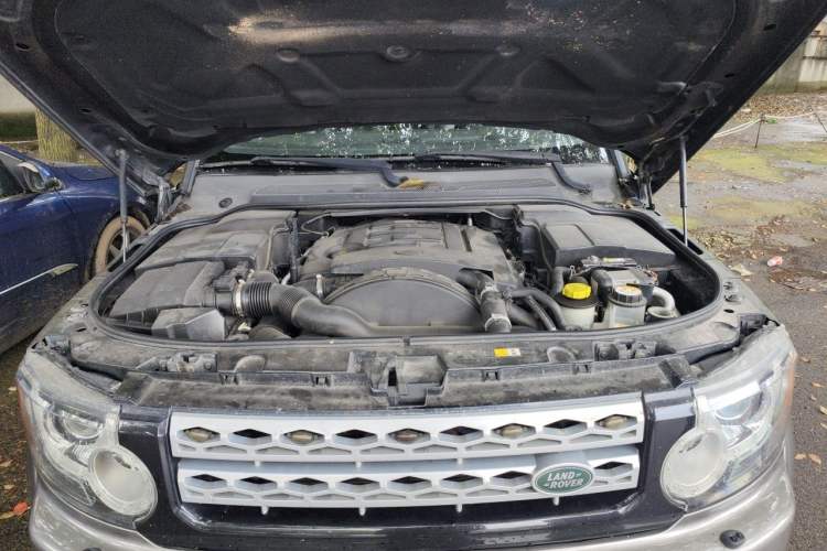 Used Land Rover Discovery 2012 3.0 SDV6 HSE Diesel Version Engine Bay
