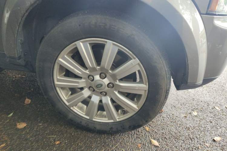 Used Land Rover Discovery 2012 3.0 SDV6 HSE Diesel Version Right Front Wheel Hub