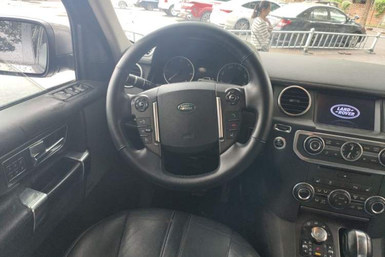 Used Land Rover Discovery 2012 3.0 SDV6 HSE Diesel Version Steering Wheel