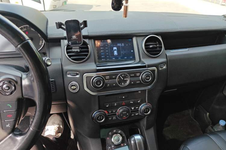 Used Land Rover Discovery 2012 3.0 SDV6 HSE Diesel Version Audio And AC Panel