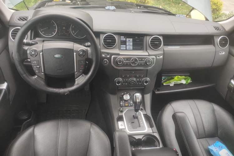 Used Land Rover Discovery 2012 5.0 V8 HSE Center Console