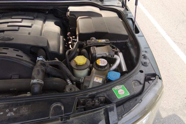 Used Land Rover Discovery 2012 3.0 SDV6 HSE Diesel Version Engine Bay Left