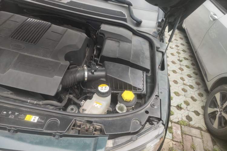 Used Land Rover Discovery 2012 5.0 V8 HSE Engine Bay Left