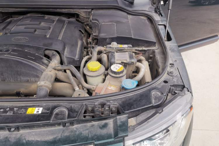 Used Land Rover Discovery 2012 3.0 SDV6 HSE Diesel Version Engine Bay Left