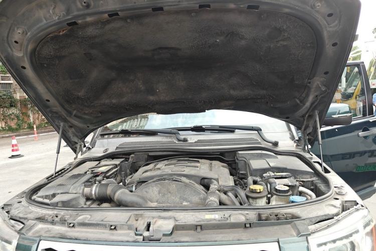 Used Land Rover Discovery 2012 3.0 SDV6 HSE Diesel Version Engine Bay