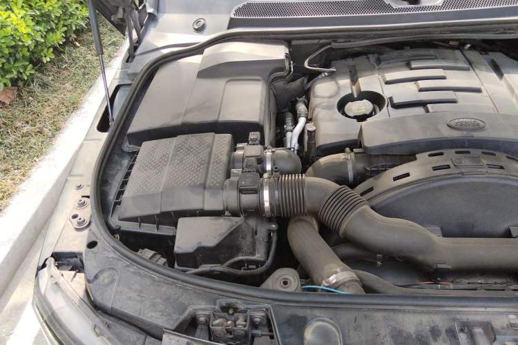 Used Land Rover Discovery 2012 3.0 SDV6 HSE Diesel Version Engine Bay Right