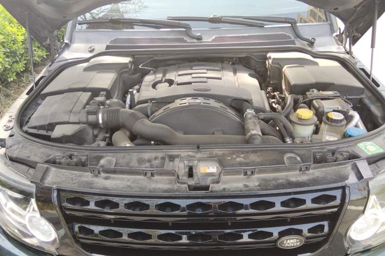 Used Land Rover Discovery 2012 3.0 SDV6 HSE Diesel Version Engine Bay