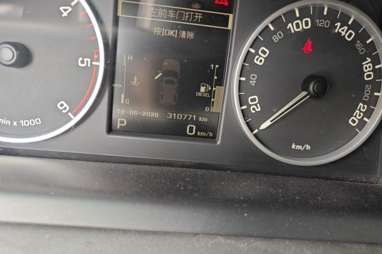 Used Land Rover Discovery 2012 3.0 SDV6 HSE Diesel Version Odometer Close Up