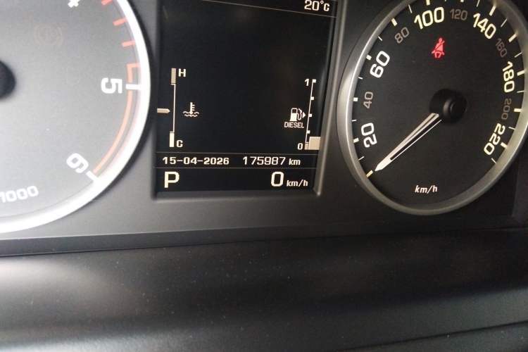 Used Land Rover Discovery 2012 3.0 SDV6 HSE Diesel Version Odometer Close Up