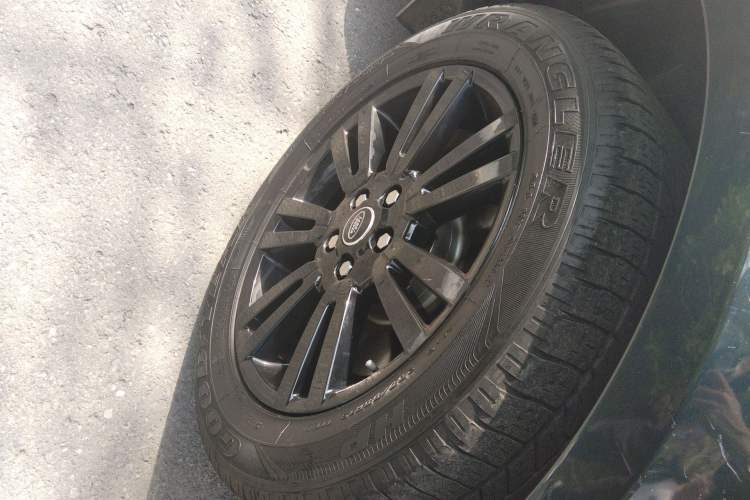 Used Land Rover Discovery 2012 3.0 SDV6 HSE Diesel Version Right Front Wheel Hub