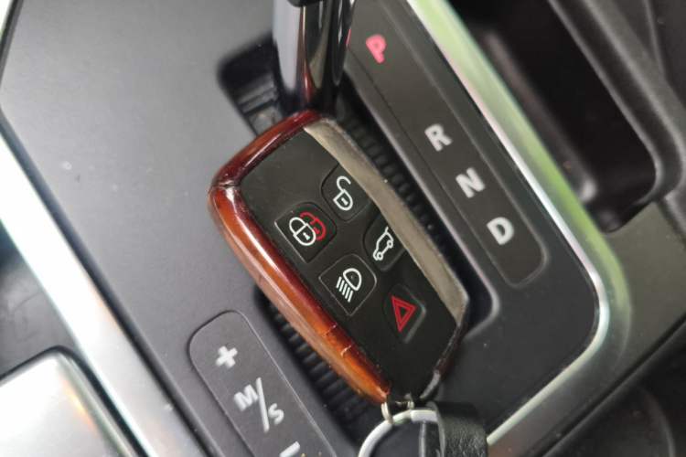 Used Land Rover Discovery 2012 5.0 V8 HSE Vehicle Key