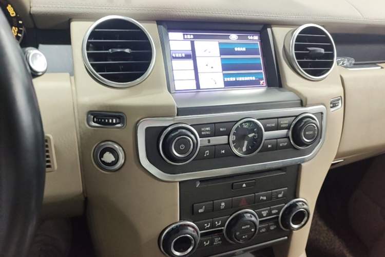 Used Land Rover Discovery 2012 3.0 SDV6 HSE Diesel Version Audio And AC Panel