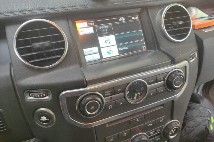 Used Land Rover Discovery 2012 3.0 SDV6 HSE Diesel Version Audio And AC Panel