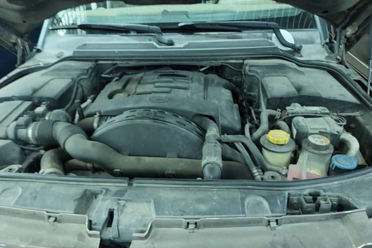 Used Land Rover Discovery 2012 3.0 SDV6 HSE Diesel Version Engine Bay