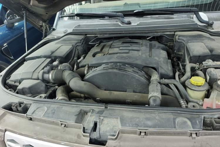 Used Land Rover Discovery 2012 3.0 SDV6 HSE Diesel Version Engine Bay Right