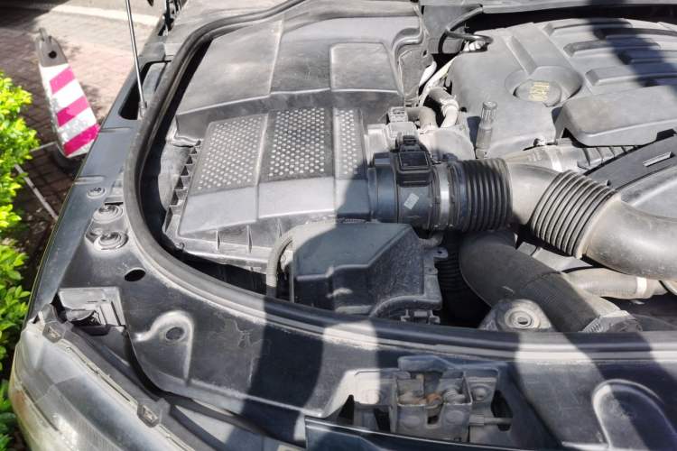 Used Land Rover Discovery 2012 3.0 SDV6 HSE Diesel Version Engine Bay Right
