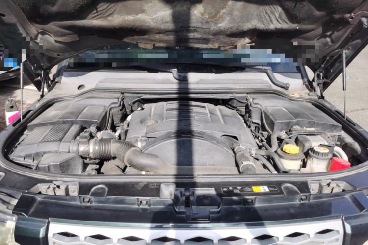 Used Land Rover Discovery 2012 3.0 SDV6 HSE Diesel Version Engine Bay
