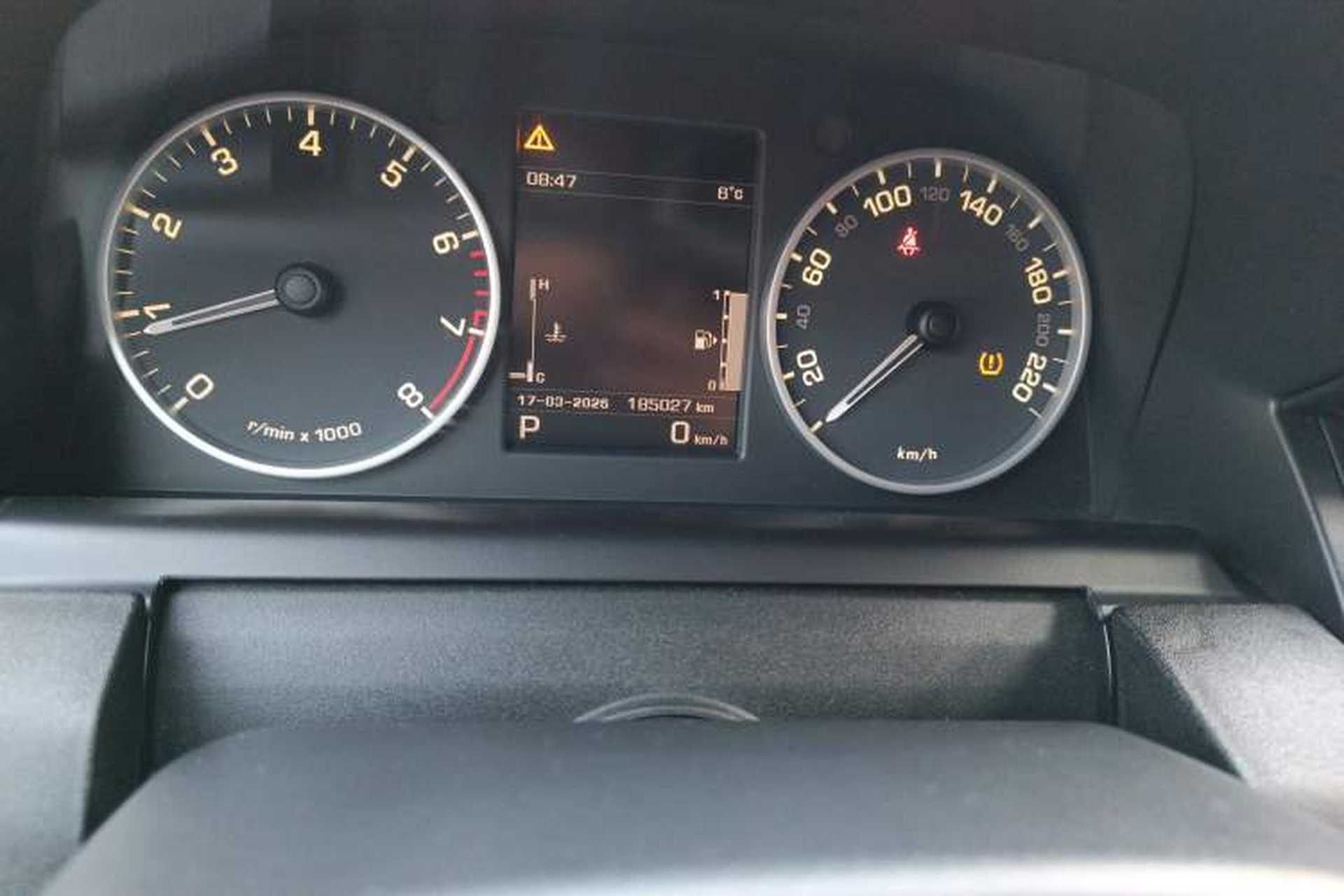 Used Land Rover Discovery 2012 5.0 V8 HSE Odometer Close Up