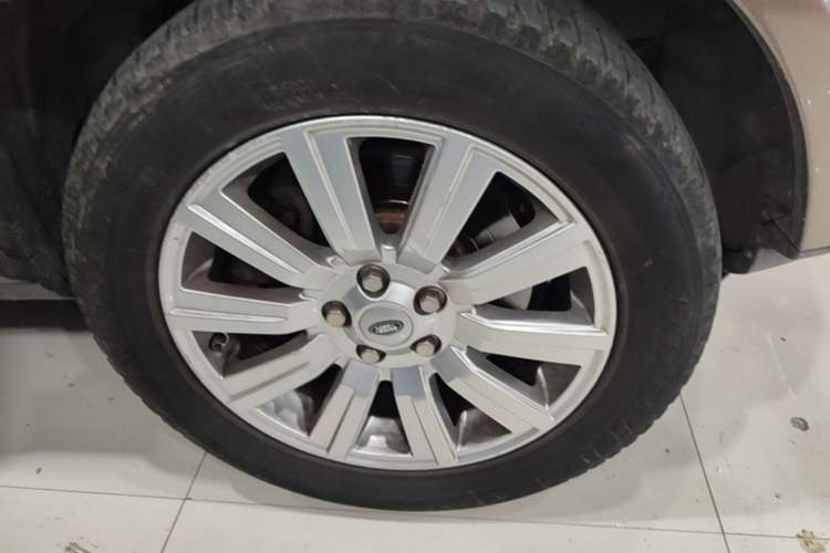 Used Land Rover Discovery 2012 3.0 SDV6 HSE Diesel Version Right Front Wheel Hub