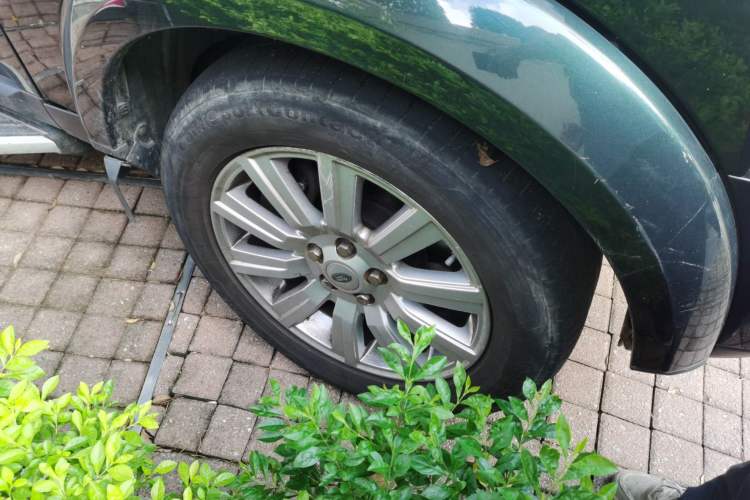 Used Land Rover Discovery 2012 3.0 SDV6 HSE Diesel Version Right Front Wheel Hub