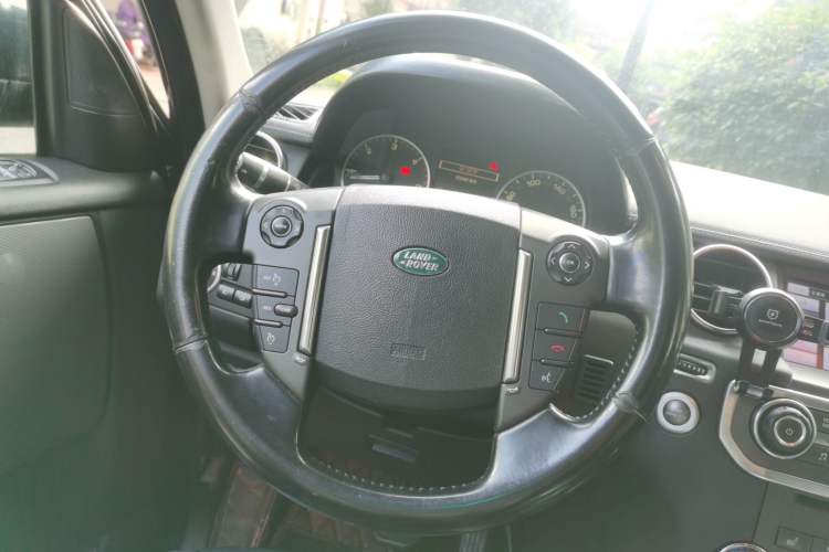 Used Land Rover Discovery 2012 3.0 SDV6 HSE Diesel Version Steering Wheel