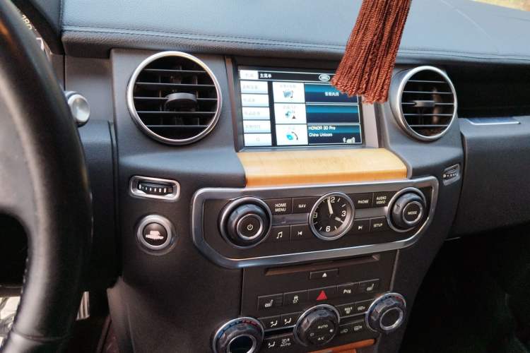 Used Land Rover Discovery 2012 3.0 SDV6 HSE Diesel Version Audio And AC Panel