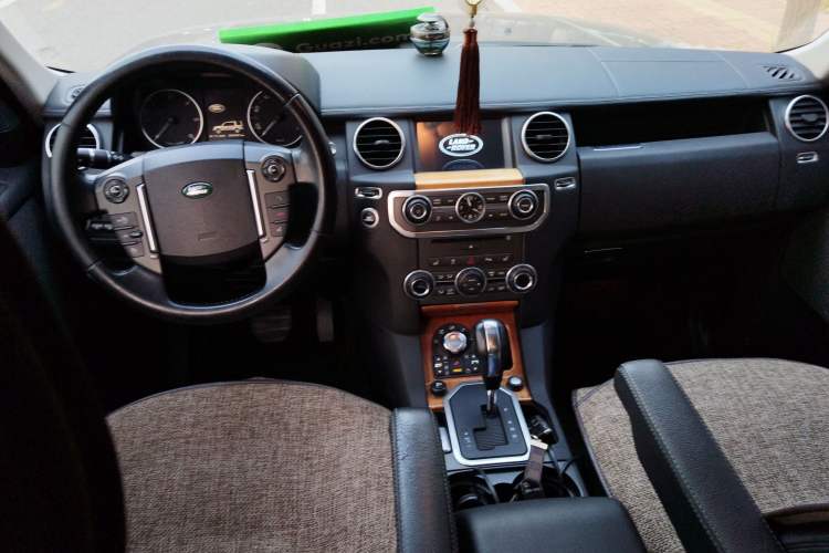Used Land Rover Discovery 2012 3.0 SDV6 HSE Diesel Version Center Console