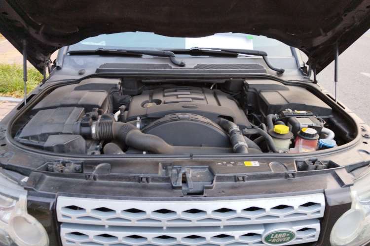 Used Land Rover Discovery 2012 3.0 SDV6 HSE Diesel Version Engine Bay