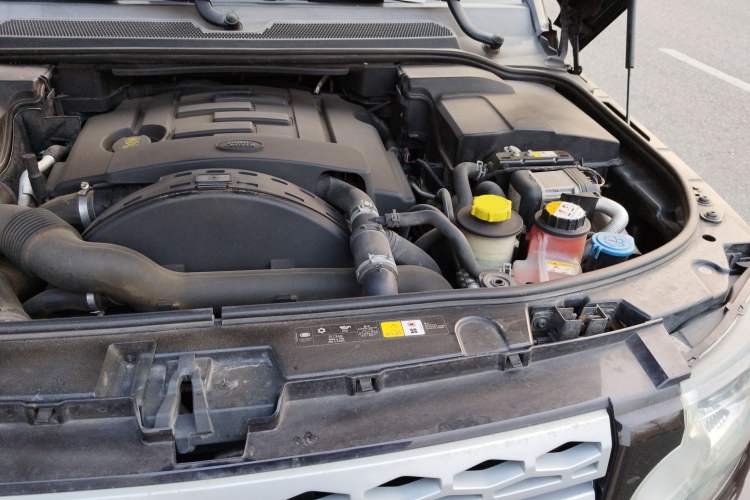 Used Land Rover Discovery 2012 3.0 SDV6 HSE Diesel Version Engine Bay Left