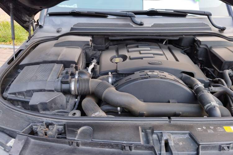 Used Land Rover Discovery 2012 3.0 SDV6 HSE Diesel Version Engine Bay Right