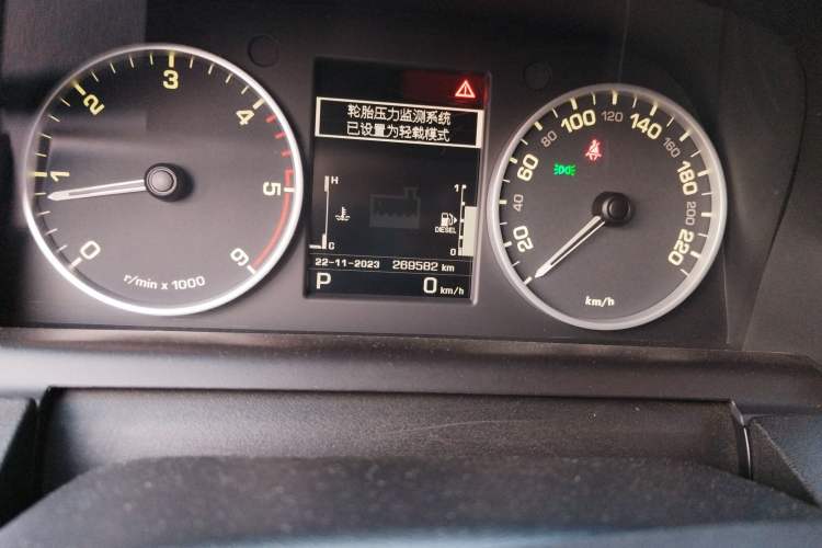 Used Land Rover Discovery 2012 3.0 SDV6 HSE Diesel Version Odometer Close Up