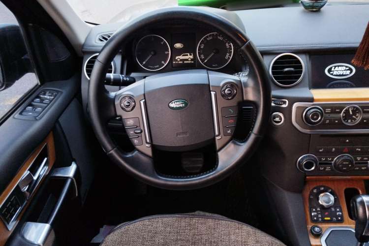 Used Land Rover Discovery 2012 3.0 SDV6 HSE Diesel Version Steering Wheel