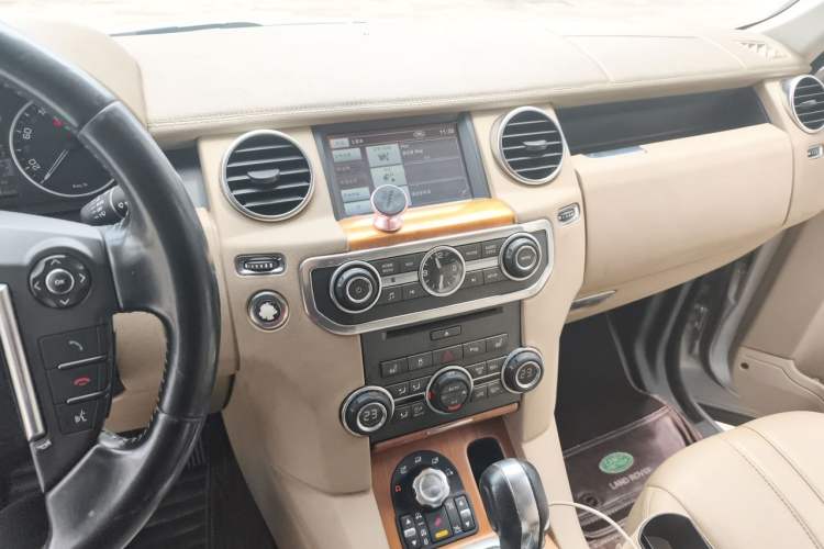 Used Land Rover Discovery 2012 3.0 SDV6 HSE Diesel Version Audio And AC Panel