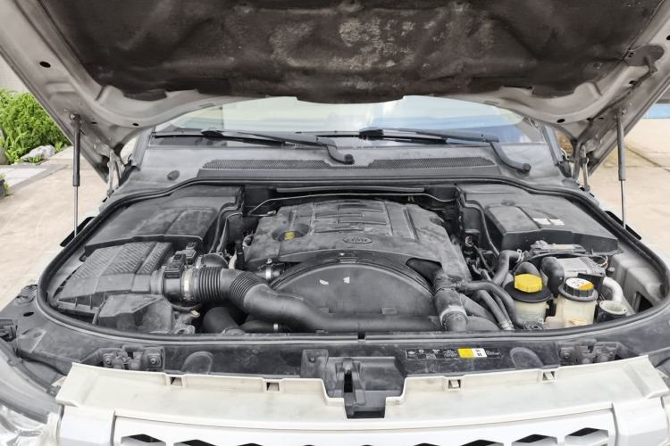 Used Land Rover Discovery 2012 3.0 SDV6 HSE Diesel Version Engine Bay