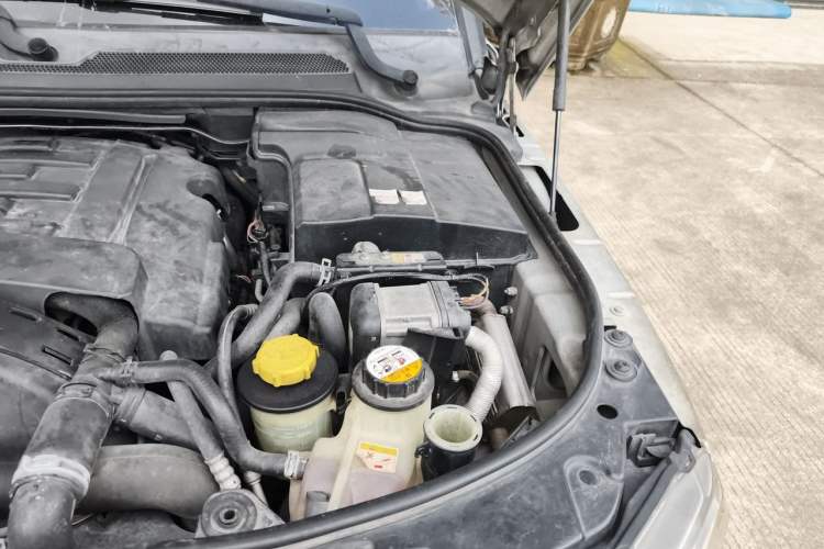 Used Land Rover Discovery 2012 3.0 SDV6 HSE Diesel Version Engine Bay Left