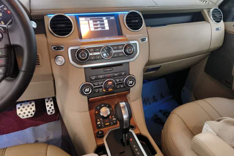 Used Land Rover Discovery 2012 3.0 SDV6 HSE Diesel Version Audio And AC Panel