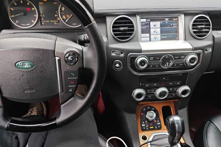 Used Land Rover Discovery 2012 5.0 V8 SE Audio And AC Panel