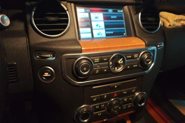 Used Land Rover Discovery 2012 5.0 V8 SE Audio And AC Panel