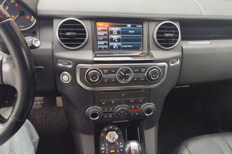 Used Land Rover Discovery 2012 3.0 SDV6 HSE Diesel Version Audio And AC Panel