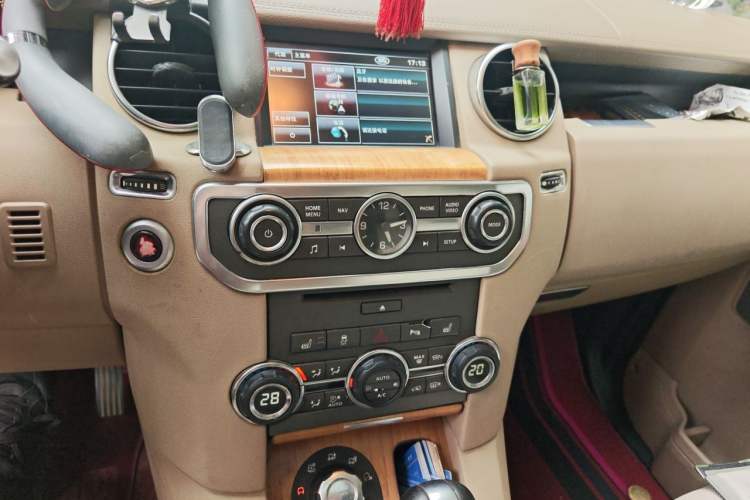 Used Land Rover Discovery 2012 3.0 SDV6 HSE Diesel Version Audio And AC Panel