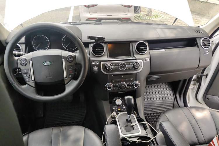 Used Land Rover Discovery 2012 5.0 V8 HSE Center Console