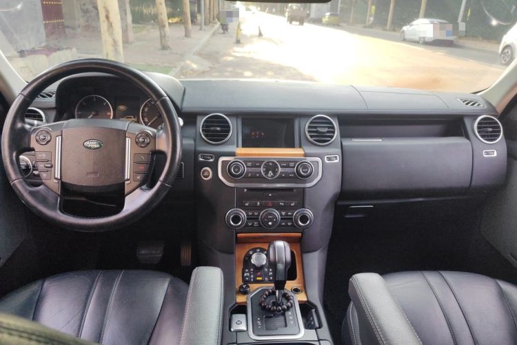 Used Land Rover Discovery 2012 3.0 SDV6 HSE Diesel Version Center Console