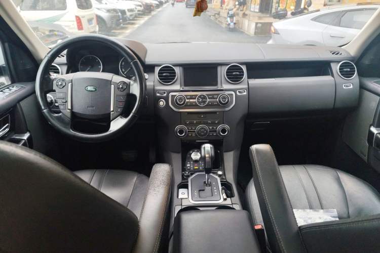 Used Land Rover Discovery 2012 3.0 SDV6 HSE Diesel Version Center Console