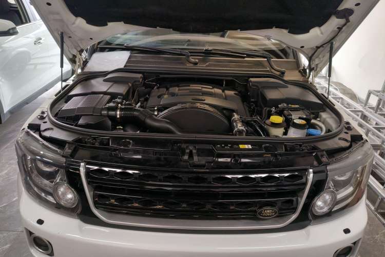Used Land Rover Discovery 2012 3.0 SDV6 HSE Diesel Version Engine Bay