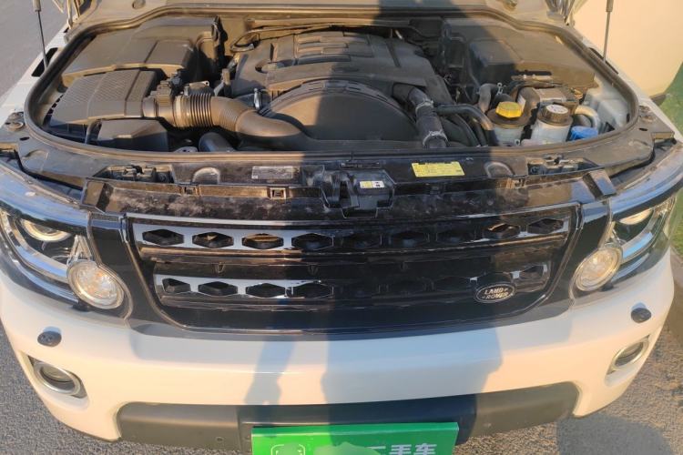 Used Land Rover Discovery 2012 3.0 SDV6 HSE Diesel Version Engine Bay
