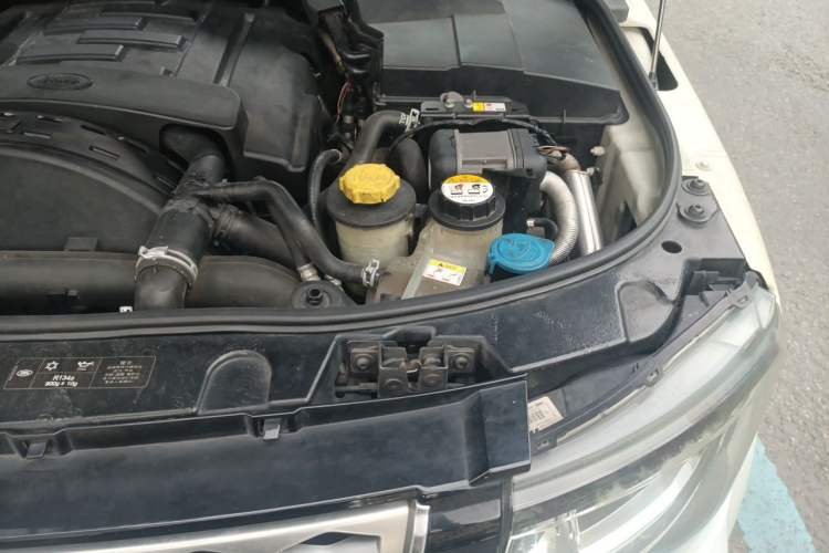Used Land Rover Discovery 2012 3.0 SDV6 HSE Diesel Version Engine Bay Left